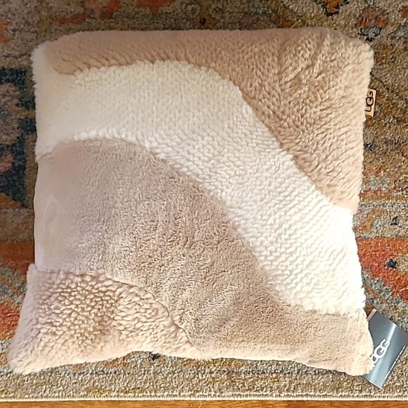 New Pair of UGG Manteo duck feather pillows - Picture 2 of 9